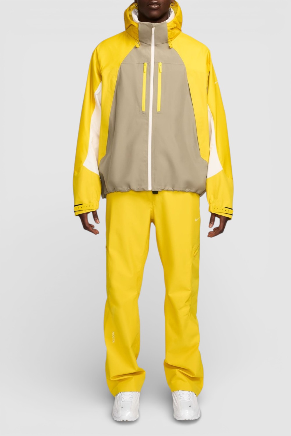 תמונת כל הלוק של מכנסיים ארוכים נייקי X נוקטה